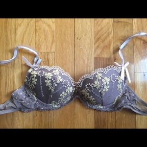 Chantelle bra size 34B. Never worn.